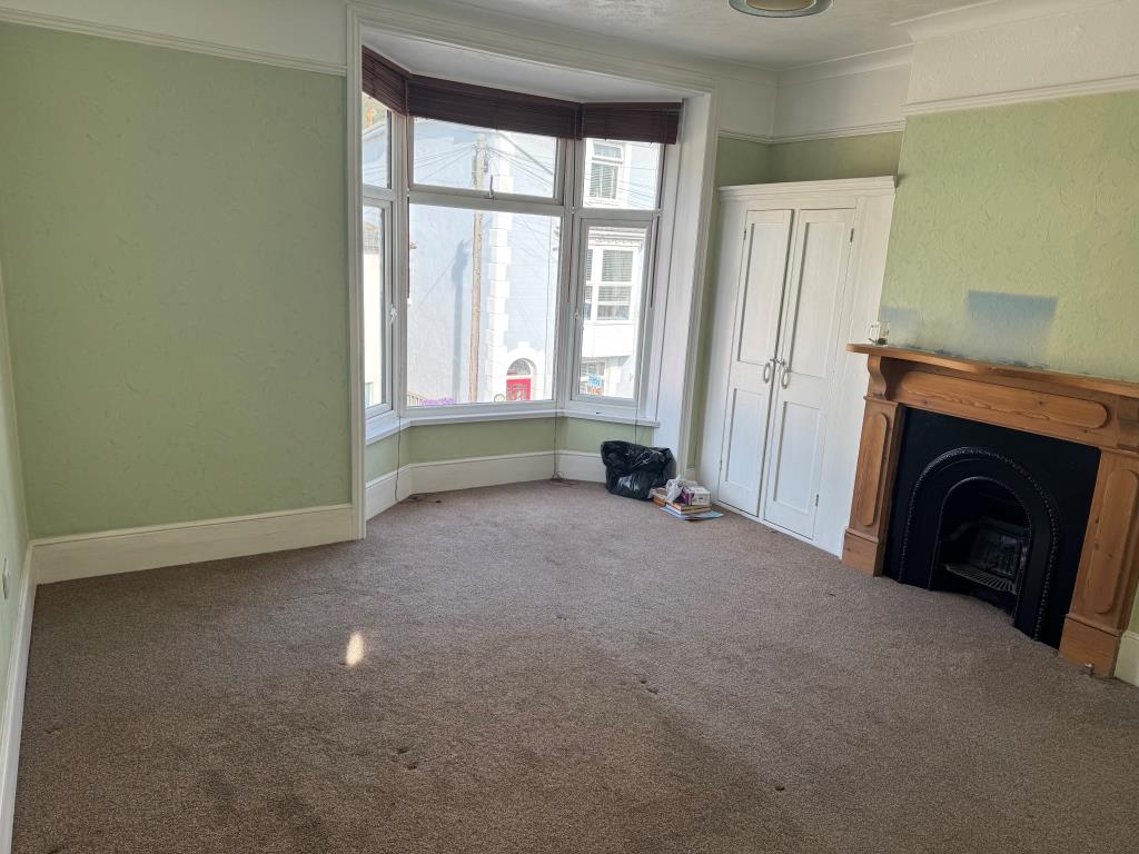 Lot: 108 - TOWN CENTRE HOUSE FOR INVESTMENT OR OWNER OCCUPATION - The Main Bedroom on the First Floor